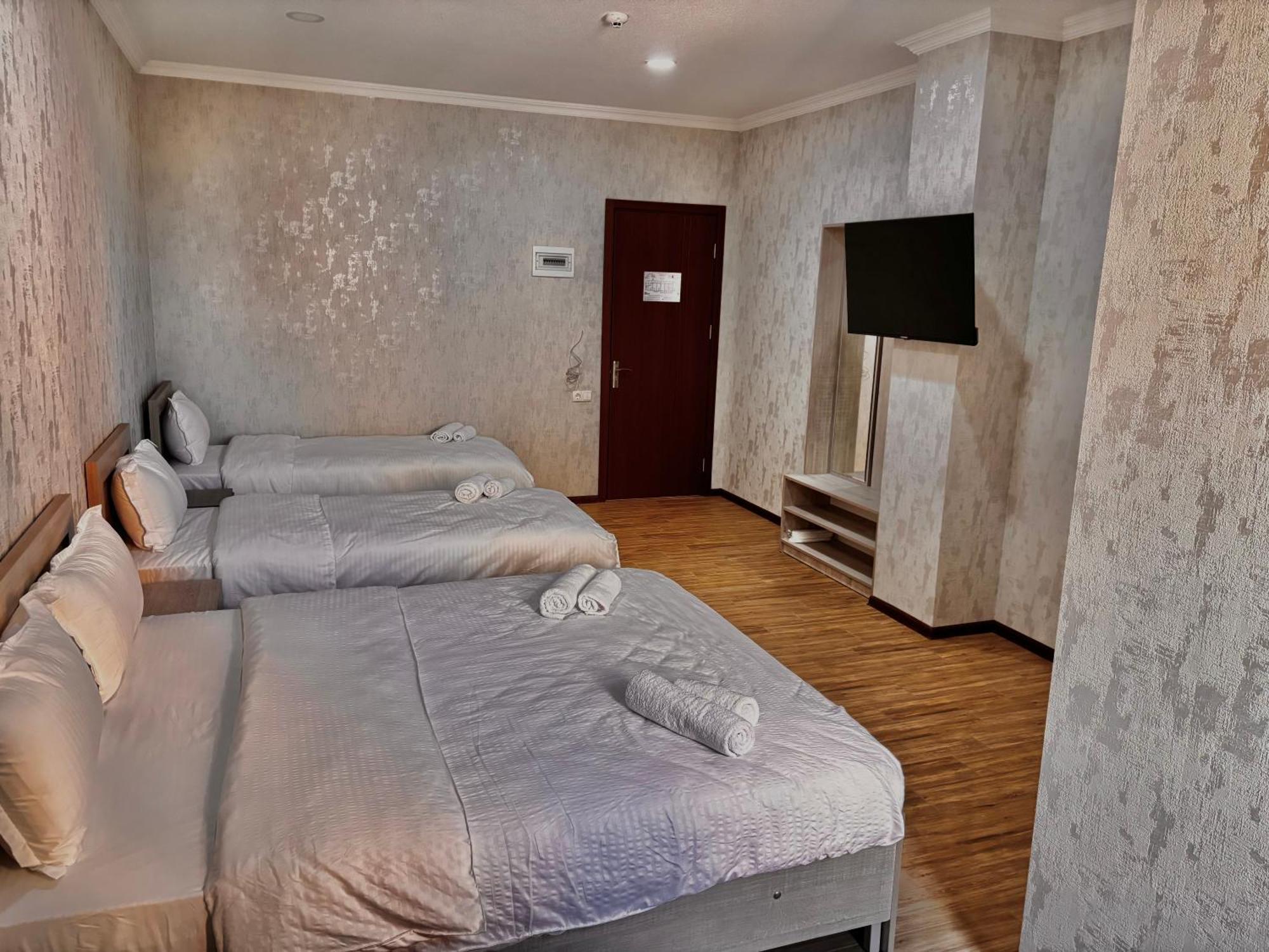 Solo Palace Rustavi  Buitenkant foto