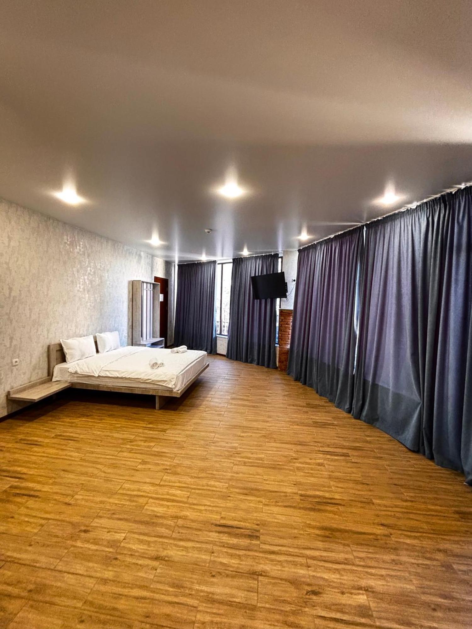 Solo Palace Rustavi  Buitenkant foto